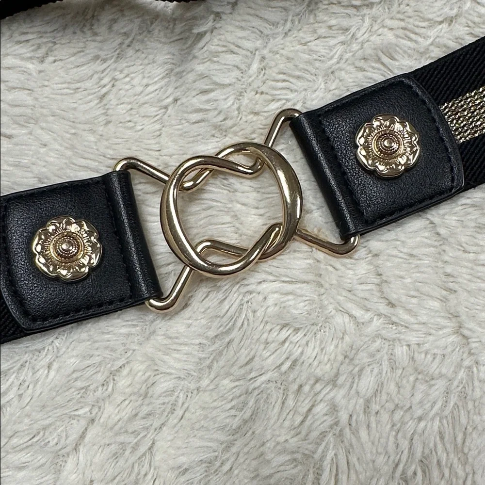 Fashionable Black with Metallic Gold Stripe  Stretchy Elastic Belt, LIKE NEW!